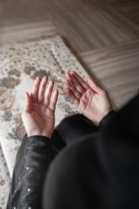 Illustration symbolizing a supplication for a deceased person in Islam